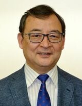 江利川春雄（えりかわ・はるお）和歌山大学名誉教授博士（教育学）、英語教育学。『英語と日本人』（ちくま新書）、『英語教育論争史』（講談社）、『日本の外国語教育政策史』（ひつじ書房）、『英語教育、迫り来る破綻』（ひつじ書房、共著）、『協同学習を取り入れた英語授業のすすめ』（大修館書店、編著）など著書多数（写真：本人提供）