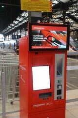 パリ・リヨン駅のコンコースに設置されたトレニタリア専用券売機（撮影：橋爪智之）