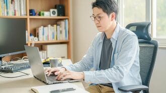 自宅で勉強・仕事に取り組む人物