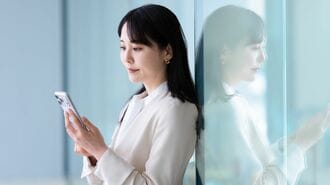 スマホをチェックする女性