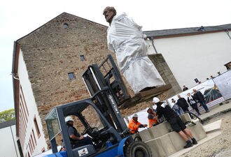 マルクス生誕200年､出身地に巨大な銅像