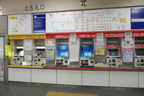 江坂駅の南改札口。自動券売機は大阪メトロ用と北大阪急行用が分かれて設置されている