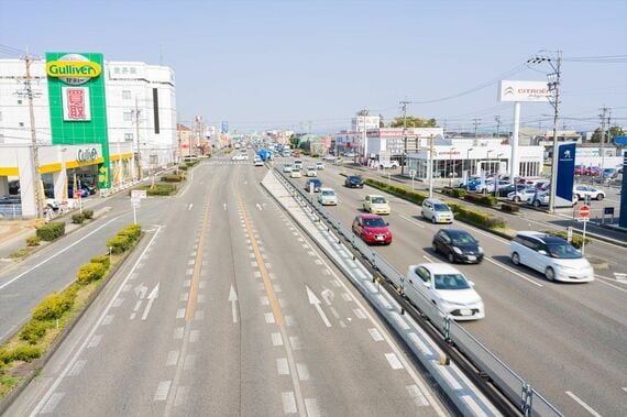 一宮市を走る国道22号線「名岐バイパス」の様子（写真：天空のジュピター/ PIXTA）