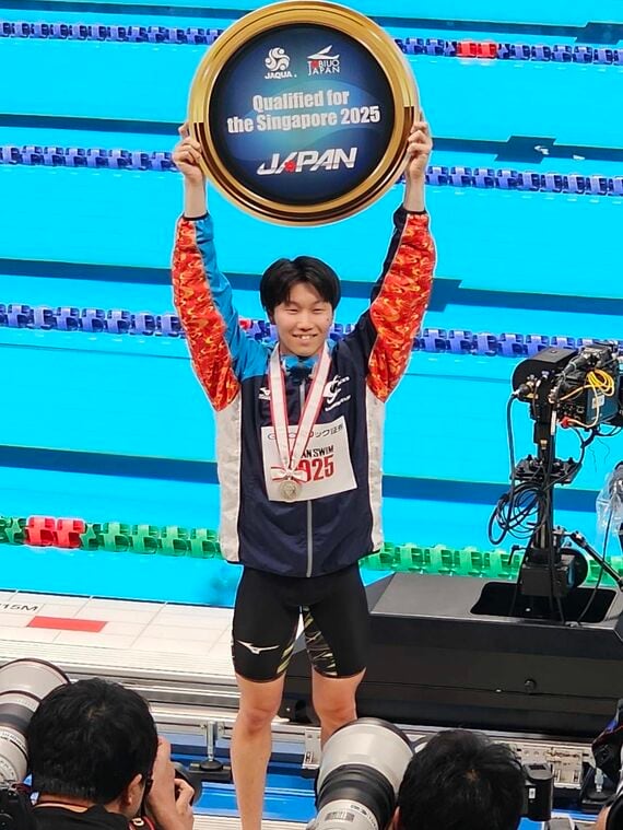 2025年3月の日本選手権で、栁沢さんは世界水泳選手権出場の切符を手に入れた。表彰式後、プールサイドで撮影に応じる栁沢さん(写真:栁沢さん提供)