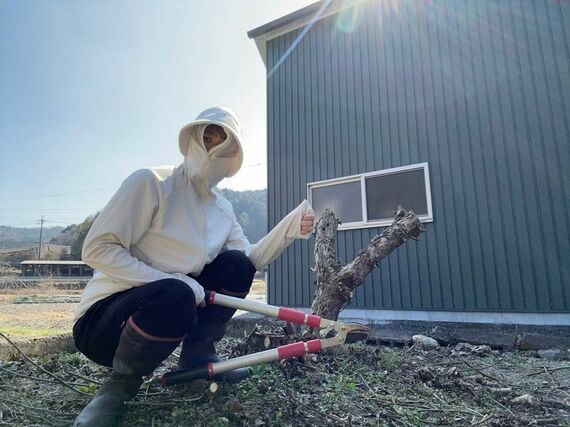 屋外で作業する筆者