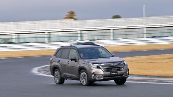 新型「フォレスター・プロトタイプ」の走行シーン。2025年4月17日には、正式に日本仕様も発表。価格は404万8000円から459万8000円