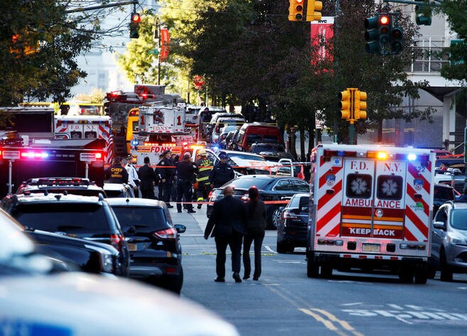 NY中心部で自転車専用路に車突入､死者8人