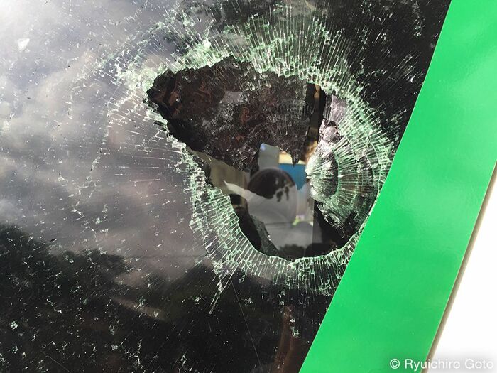 襲撃をうけ割れてしまった窓ガラス