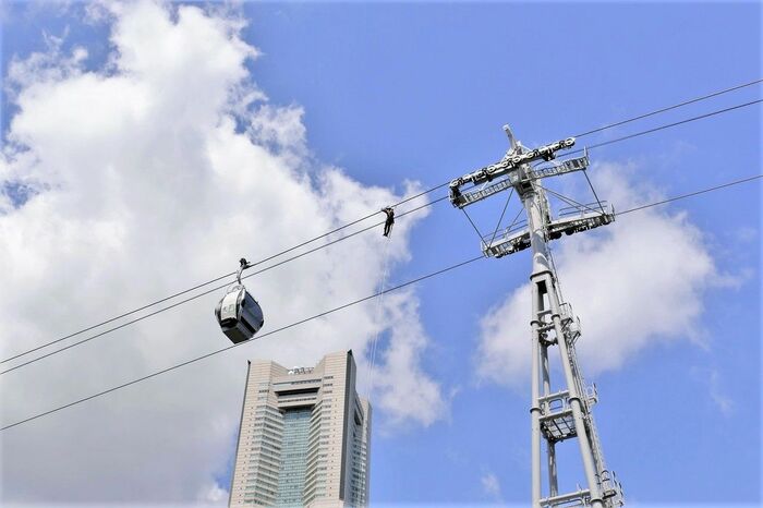 ロープを伝ってゴンドラへ移動する