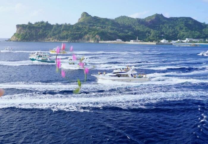 ｢おがさわら丸｣の出港に合わせて伴走する｢見送り船｣。