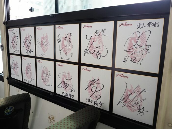 車内には選手12人のサインも展示