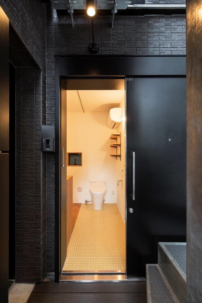 ドアを開けると、トイレが見える