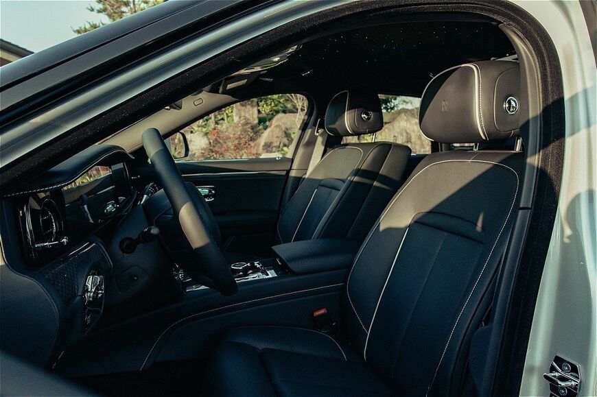 ロールス・ロイス「ブラック・バッジ・ゴースト・シリーズⅡ」（写真：ロールス・ロイス・モーター・カーズ）