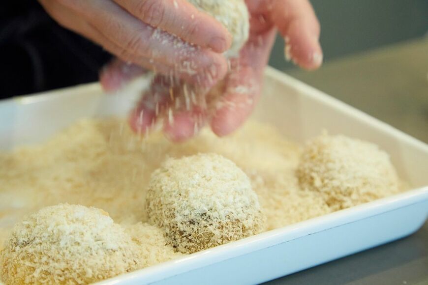揚げ物の前はちょっと緊張しますね……落ち着いて、落ち着いて（写真：吉澤健太）