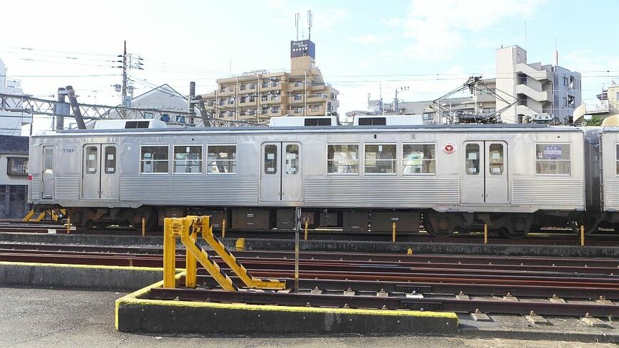 直線を基調としたデザインのステンレス車体（記者撮影）