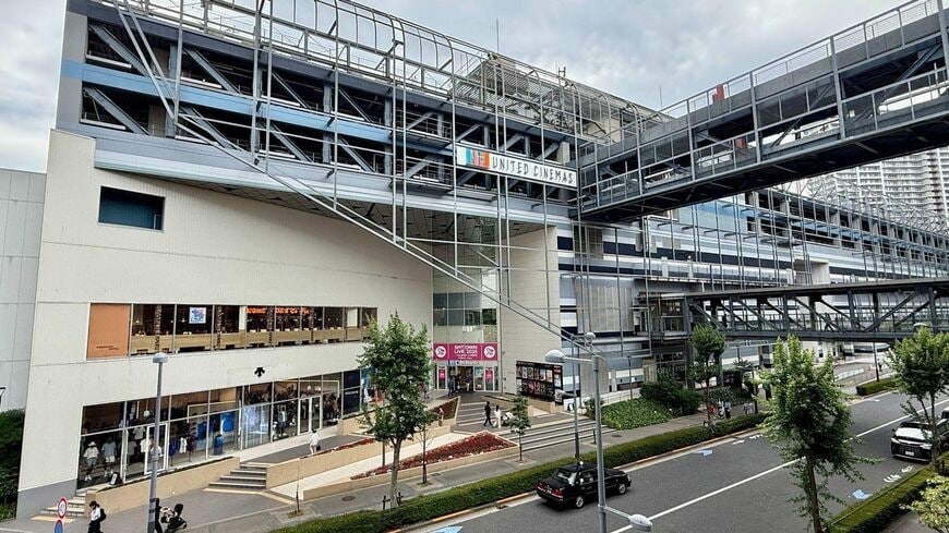 「タワマンとファミリーの街」になった豊洲。写真はメイン的存在の「ららぽーと豊洲1」（筆者撮影）