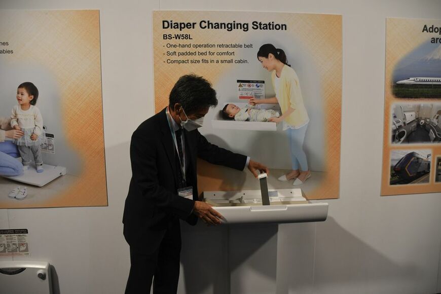 自社製品を説明するコンビウィズの菊井氏（記者撮影）