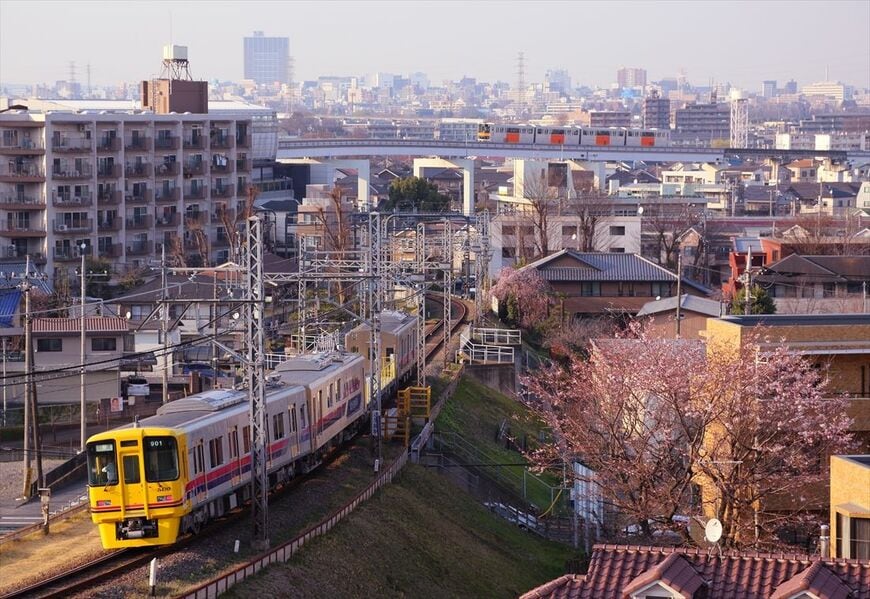 動物園線に入線した総合高速試験車DAX。後ろに多摩モノレールが見える＝2017年4月（撮影：南正時）