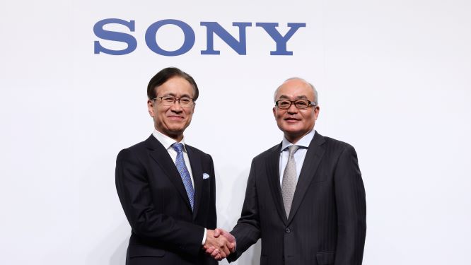 ソニーコミュニケーションネットワーク（現ソニーネットワークコミュニケーションズ）時代から約20年間、二人三脚でキャリアを歩んできた吉田憲一郎会長（左）と十時裕樹社長（右）（撮影：尾形文繁）