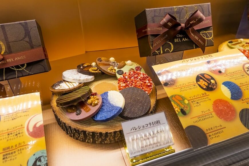 看板商品のパレショコラは一律357円。土台は機械で生産されているが、トッピングは1枚1枚手作業で行われている（撮影：今井康一）