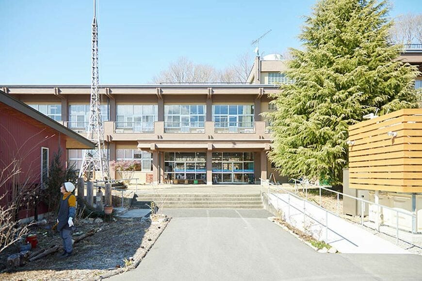 もともとは小学校だった場所を改修。校舎はカフェ、マルシェ、ホールなど地域の人々も活用できる場所でもある