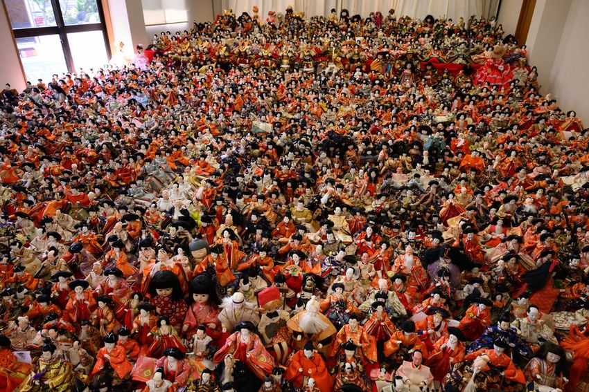 びっしりと置かれた人形