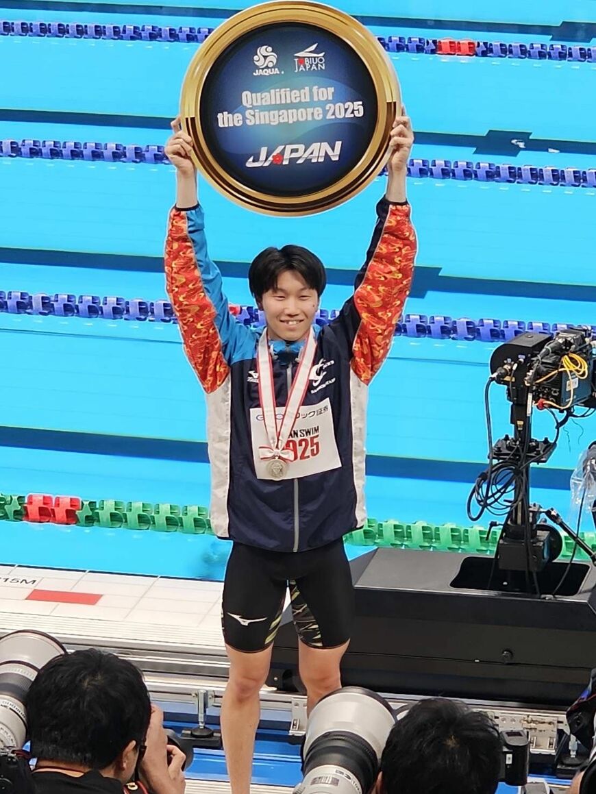 2025年3月の日本選手権で、栁沢さんは世界水泳選手権出場の切符を手に入れた。表彰式後、プールサイドで撮影に応じる栁沢さん（写真：栁沢さん提供）