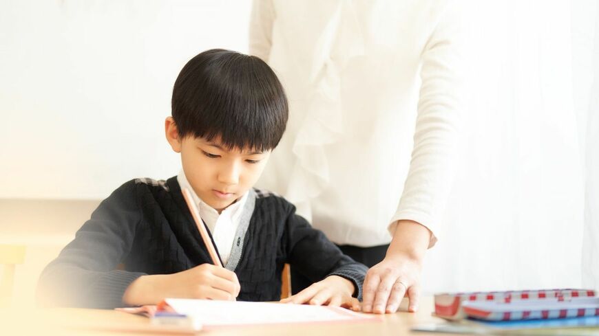 親に言われないとやらない子どもの自主性のなさに親の悩みはつきません（写真：yoshan / PIXTA）
