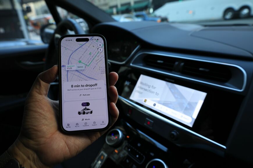 スマホでUberを利用している様子