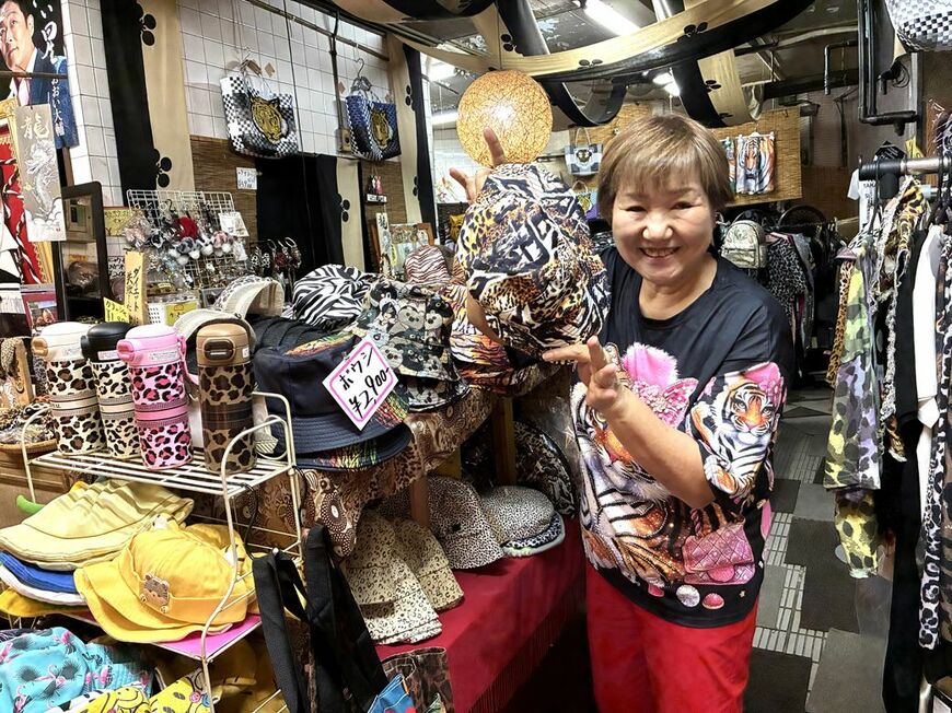 「なにわ小町」店主の高橋真由美さん。74歳にはとても見えない若々しさ（筆者撮影）