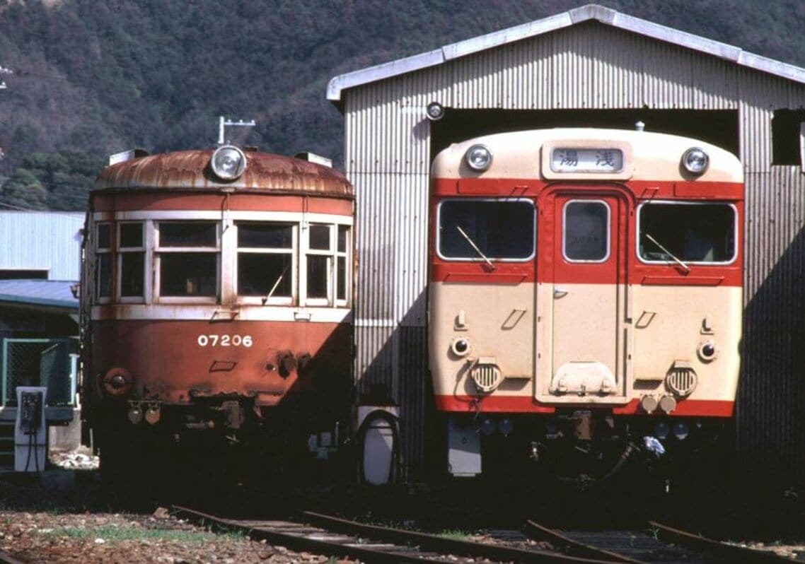 有田鉄道キハ07 207（左）。元鉄道省キハ42609