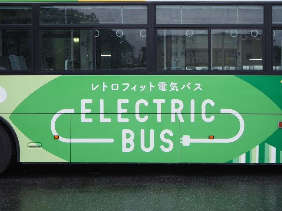 電気バスをPRするロゴが車体各所に