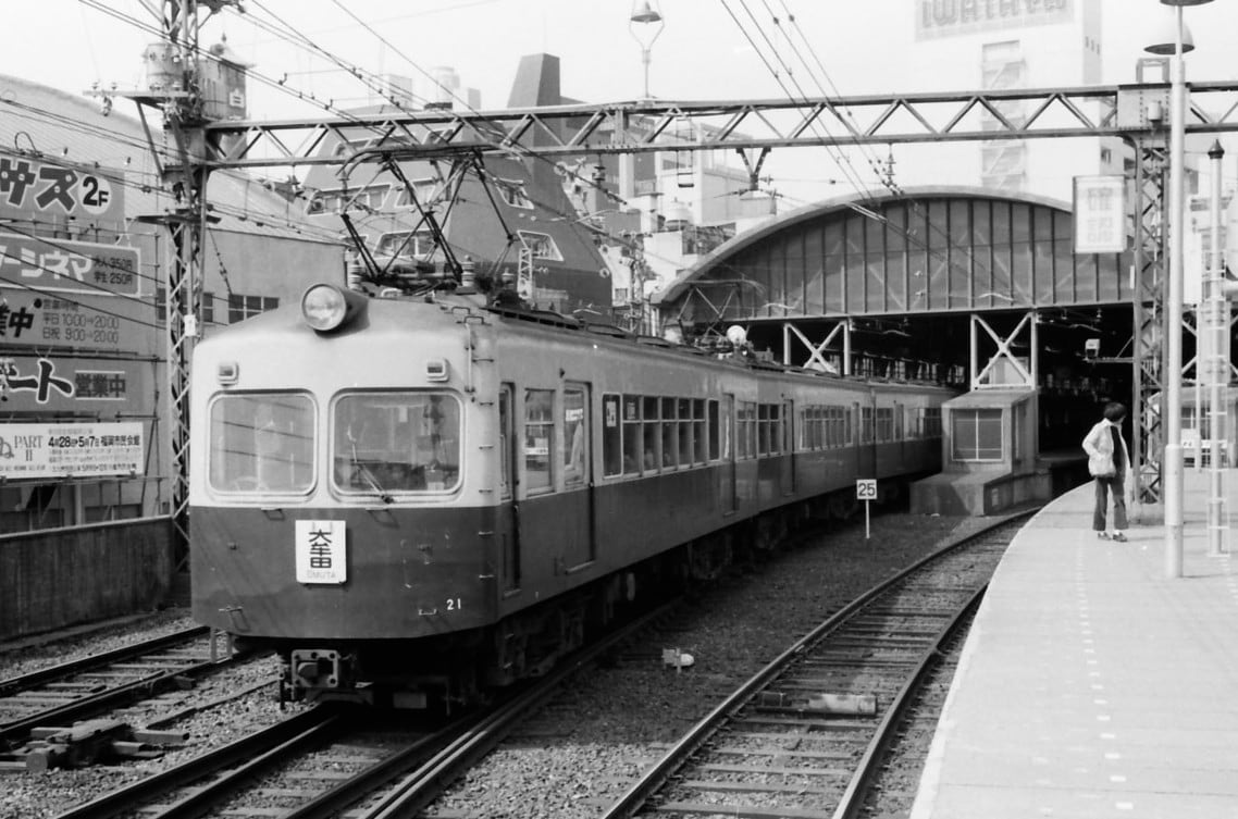かつての西鉄福岡駅を出発する