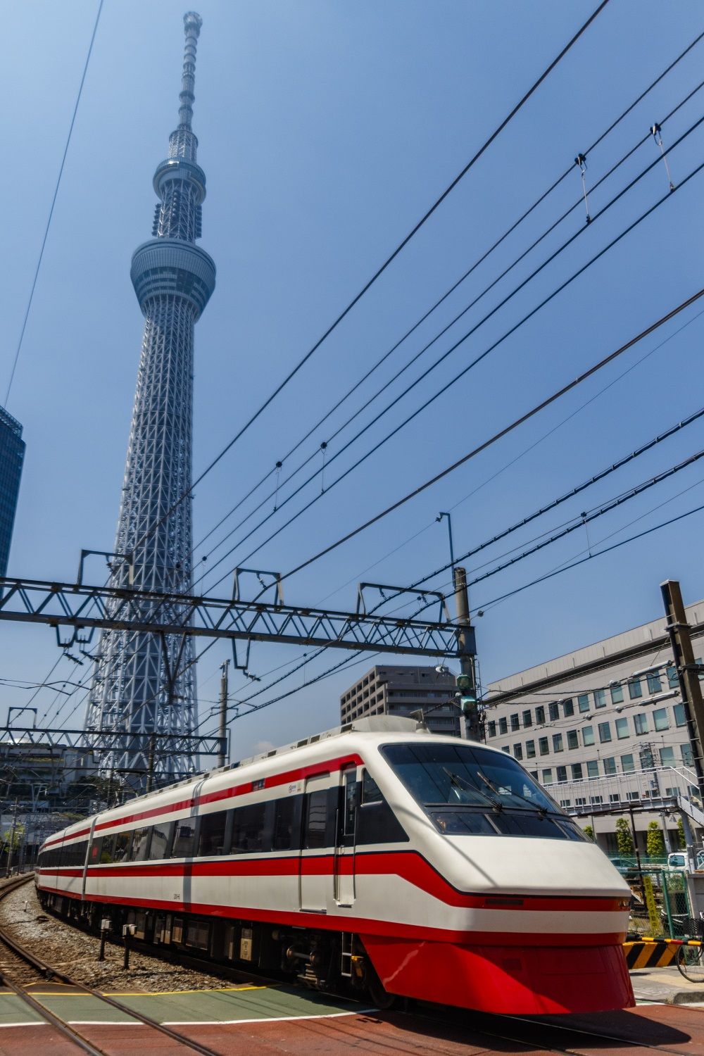 スカイツリーを背に北関東への特急が走る、東武スカイツリーライン（撮影：鼠入昌史）