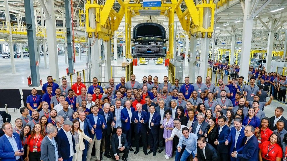過当競争の続く中国市場の外に収益源を求めてBYDは海外展開を積極的に進めている。写真はブラジル工場を訪れた同国のルラ大統領、王伝福BYD総裁と従業員ら（同社ウェブサイトより）