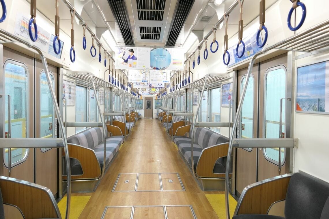 通勤電車らしいロングシートが並ぶ（記者撮影）