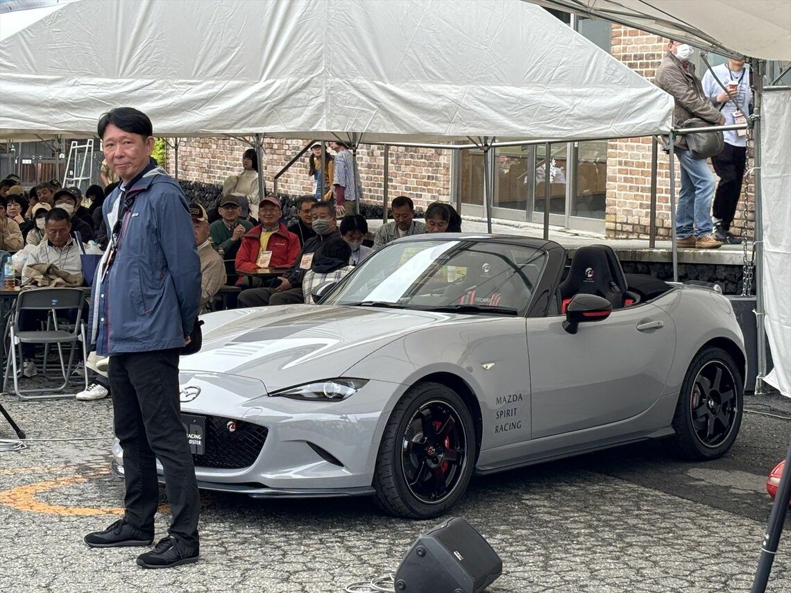 200台限定発売「マツダスピリットレーシング・ロードスター12R」と齋藤茂樹（筆者撮影）