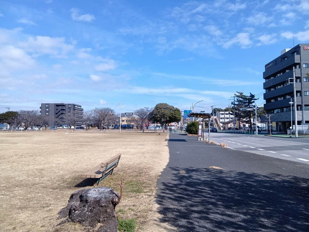 のどかな雰囲気の道を進んでいく