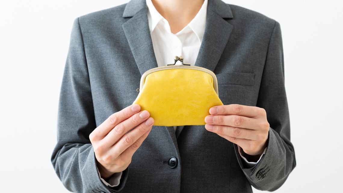 お財布を両手で持つビジネスパーソン