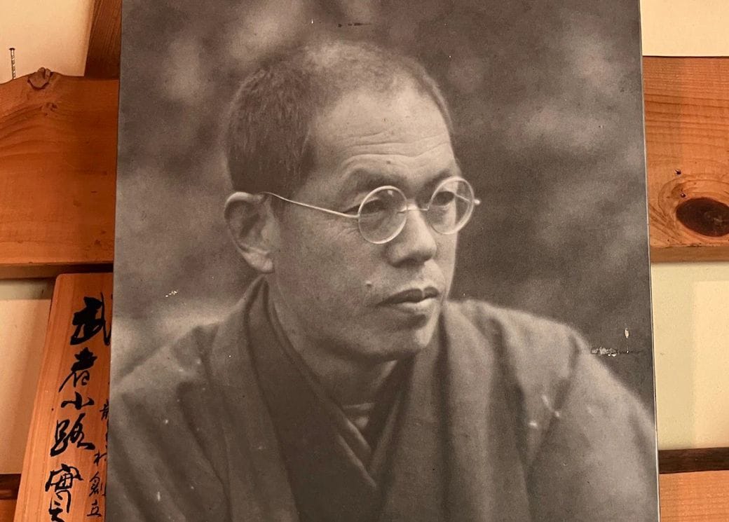 新しき村を開設した作家の武者小路実篤（日向新しき村の記念館にあった肖像写真を撮影）