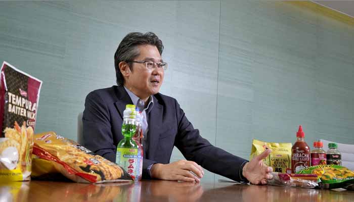 西本Wismettacホールディングスの新開裕之副社長。ロングセラーのラムネはコストコなど現地のスーパー向けにも取引が拡大している（撮影：梅谷秀司）