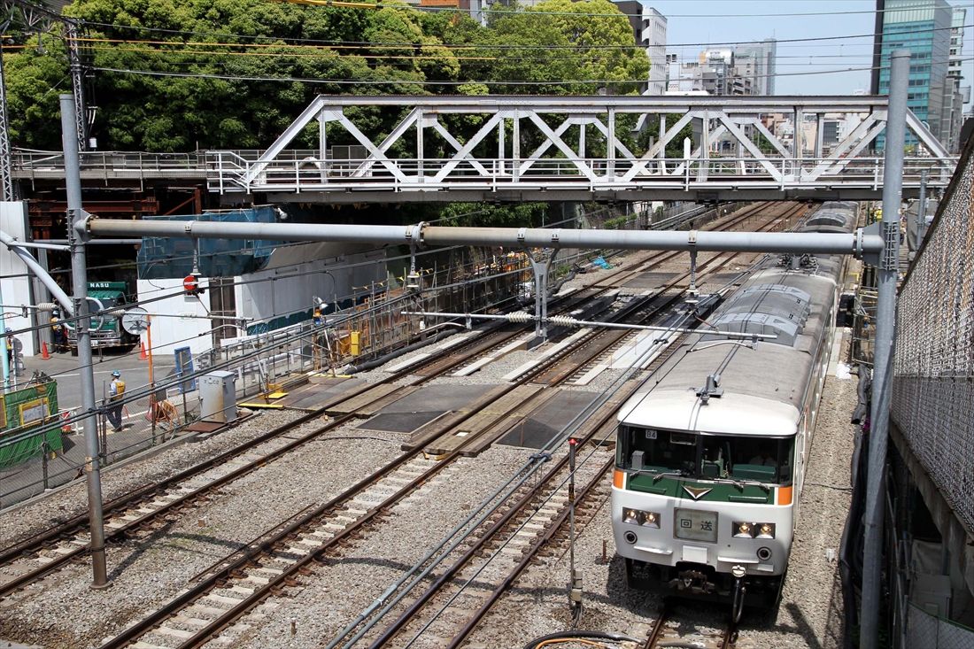 渋谷付近で地上時代の東急東横線をくぐる185系の回送列車（筆者撮影）