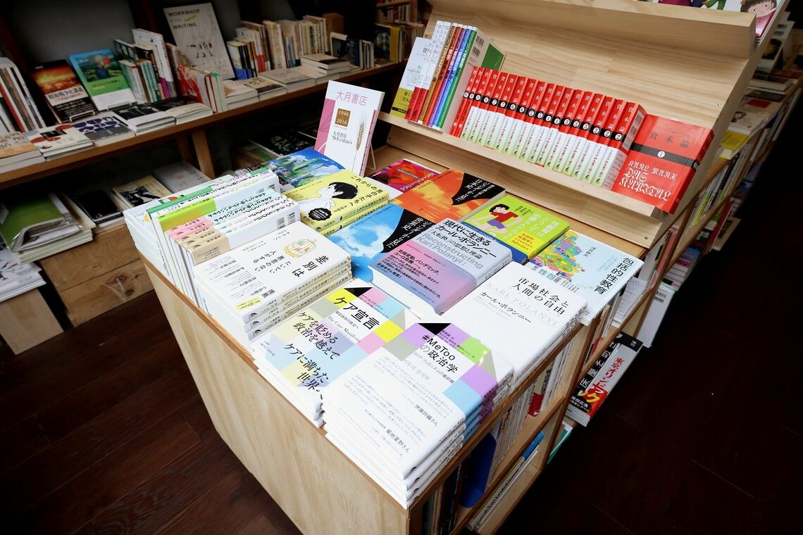 お店に入ってすぐの書棚にはジェンダーをテーマにした本が多く並ぶ。落合さん自身が「知りたい」と思う分野だからだという（撮影：尾形文繁）