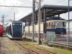 かつての名車・200形（右）と並んだF2000形