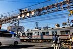 鐘ケ淵駅脇には大きな踏切がある