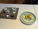沖縄の食材をいろいろ乗せた一口サイズのSPA タパス（2200円）に、アイランド カレー（1800円）（画像：花城綾子）