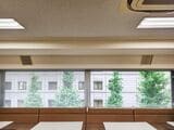 右上に見える一般的なエアコンだけでなく、窓側にもエアコンがある