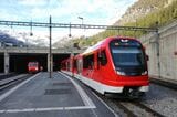 スイスの狭軌私鉄MGB（マッターホルン・ゴッタルド鉄道）も連接式電車が増えてきた（撮影：橋爪智之）