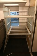 車両端に設けられた荷物棚（撮影：橋爪智之）