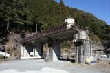 相津―遠江横山間：相津トンネルの手前には道路をまたぐ高架橋が部分的に残っている（筆者撮影）